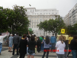 Manifestantes cantam o Hino Nacional perante a Banderia do Brasil hasteada no Copacabana Palace.